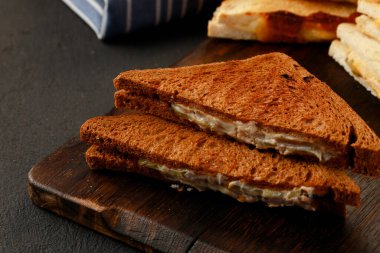 Ekmek arası kızarmış çavdar sandviçi.