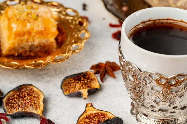 Чашка кави і турецька випічка на темній поверхні — стокове фото