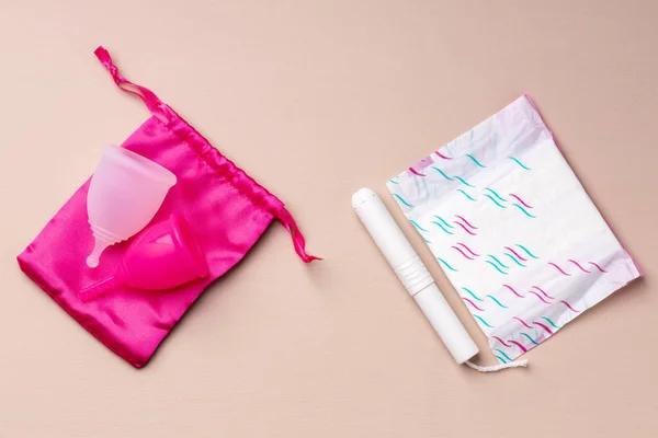 Менструальні засоби гігієни, включаючи чашку, подушечки і тампон — стокове фото