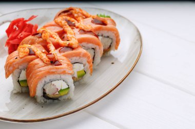 Philadelphia suşi rulosu beyaz masada servis edilir.