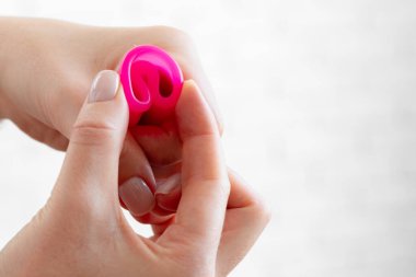 Aybaşı kadehini katlayan kadın ellerini kapar.