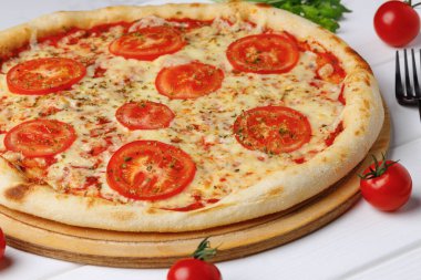 Pizza Margherita beyaz ahşap masada.
