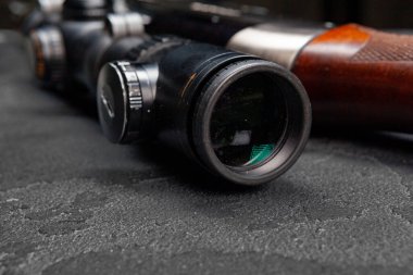 Gri arka planda av tüfeğinin optik görüntüsü