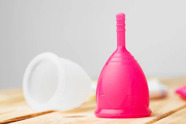 Zwei Menstruationstassen auf dem Tisch aus nächster Nähe — Stockfoto