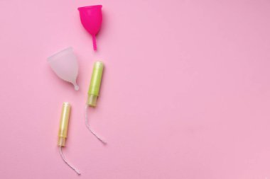 Regl bardağı ve tıbbi tamponun üst görüntüsü