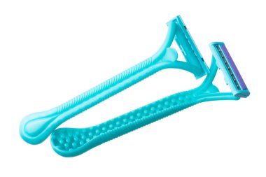 Beyaz arkaplanda izole edilmiş tek kullanımlık tıraş bıçağı seti