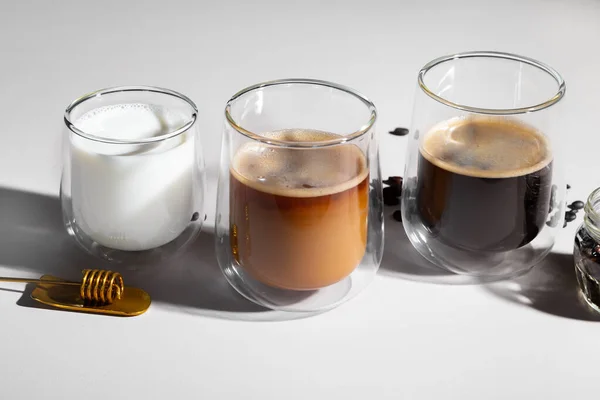 Tazas de café y leche sobre mesa blanca — Foto de Stock