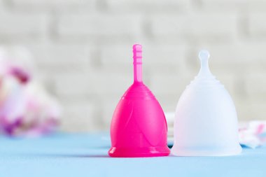 Masada iki adet bardağı var. Kapatın.