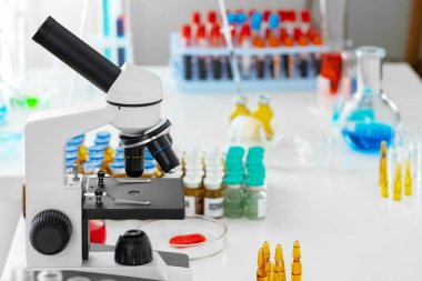 Tıp laboratuarında mikroskop ile bilimsel sağlık araştırma geçmişi