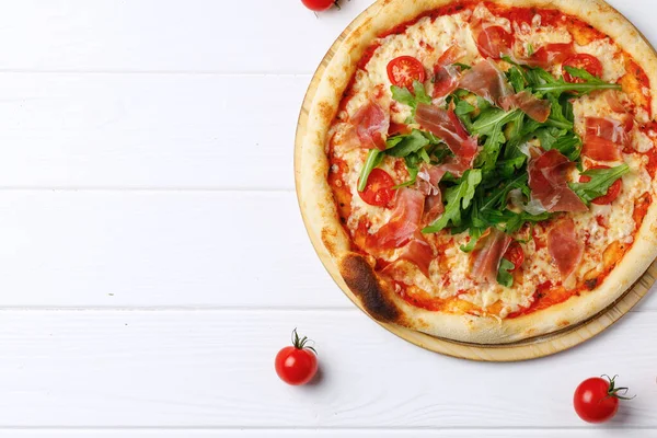 Caesar-Pizza an Bord auf weißem Holztisch — Stockfoto