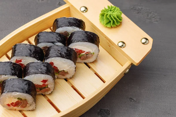 Rotolo di sushi Maki servito sul piatto da vicino — Foto Stock