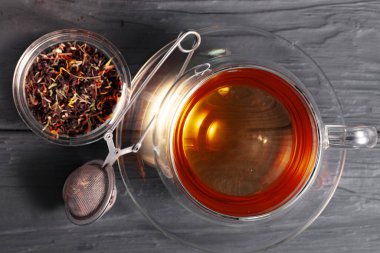 Tahtada bir bardak çay.