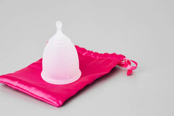 Менструальна чашка і її футляр крупним планом — стокове фото
