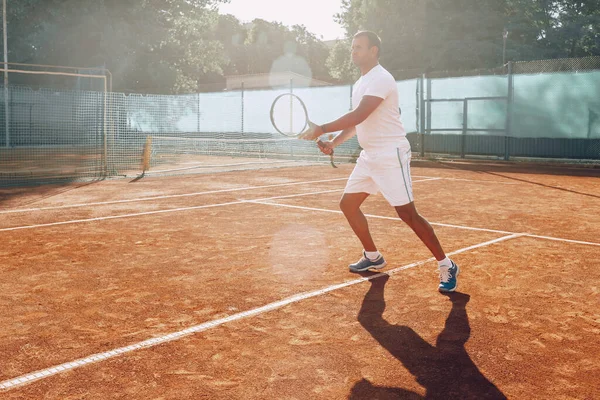 Fit man joue au tennis sur le terrain de tennis — Photo