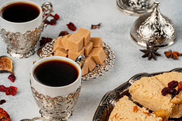 Xícara de café e doces turcos na superfície escura — Fotografia de Stock