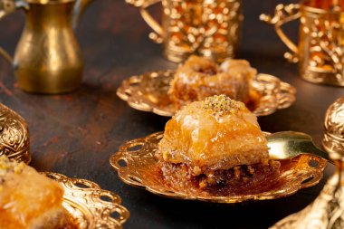 Altın Arap plakalı Türk baklavası.