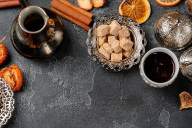 Siyah desenli arka planda Türk kahvesi, Türk kahvesi ve şekeri