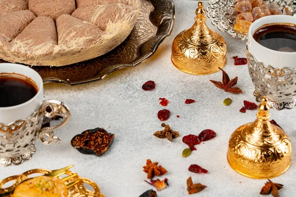 Doces turcos e frutas secas espalhadas na mesa — Fotografia de Stock