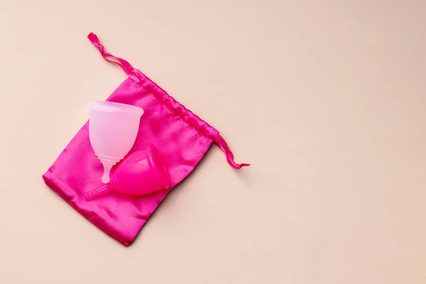 Дві менструальні чашки на бежевому тлі вид зверху — стокове фото