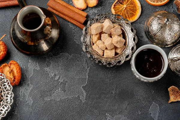 Turkiska kaffe, turk och socker på svart strukturerad bakgrund — Stockfoto