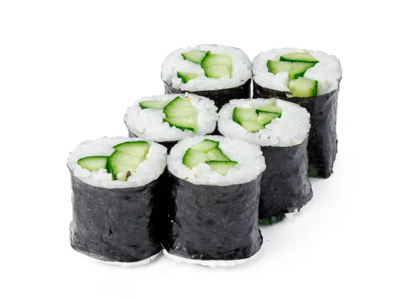 Maki sushi roll z ogórkiem izolowane na białym — Zdjęcie stockowe