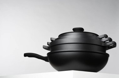 Gri arkaplanda yeni ev yapımı yemek takımı kapat