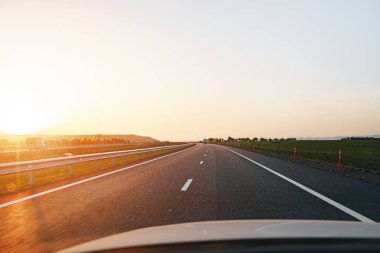 Şafakta boş otoyol, sürücülerin bakış açısından manzara