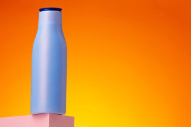 Pembe arka planda cilt ürünleri kutusu