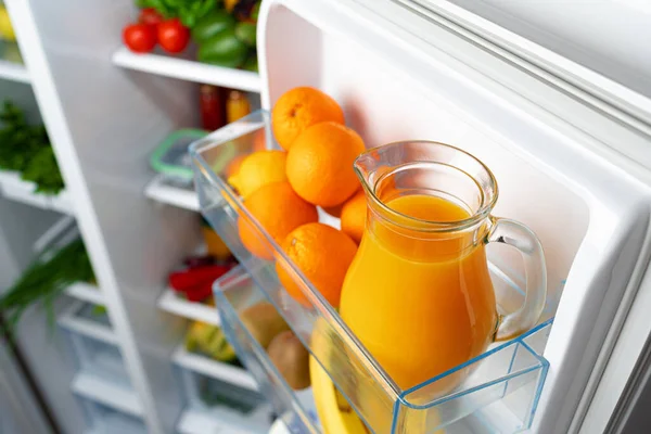 Offener Kühlschrank voller Obst, Gemüse und Getränke — Stockfoto