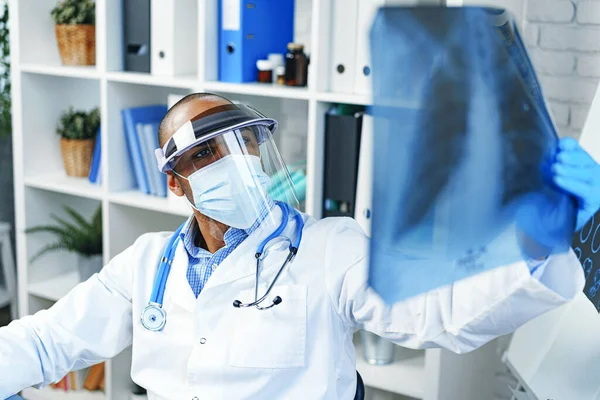 Arzt untersucht Lungen-Röntgenbild im Krankenhaus — Stockfoto