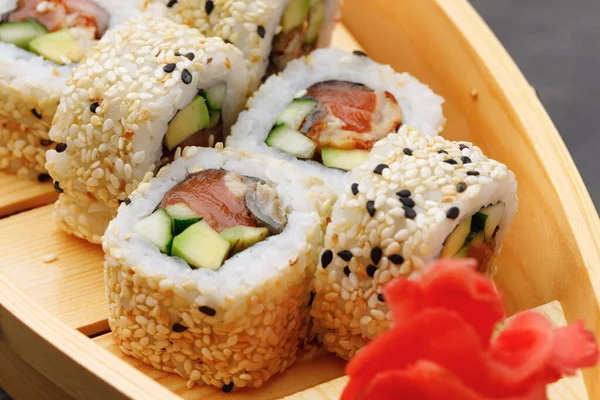 Japonês sushi roll no prato de perto — Fotografia de Stock