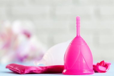 Adet bardağı ve kapağı kapanıyor.