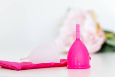 Adet bardağı ve kapağı kapanıyor.