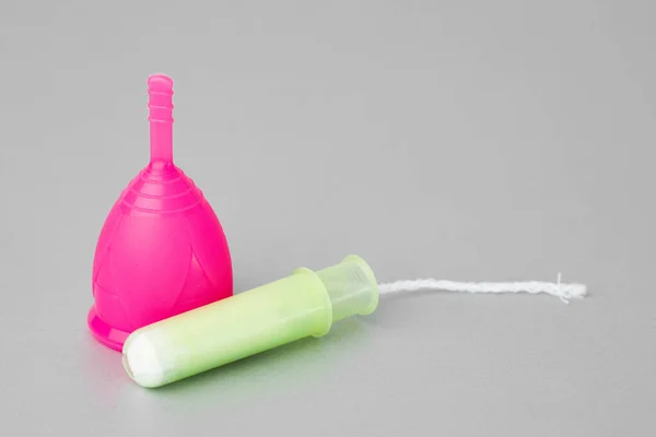 Menstruationstasse und medizinischer Tampon aus nächster Nähe — Stockfoto