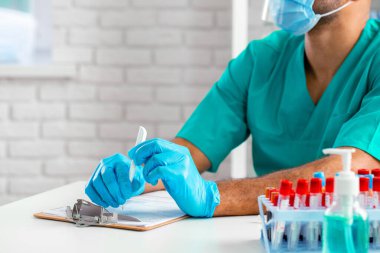 Doktorların ellerini kapatın ve masaya not alın.