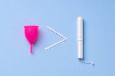 Regl bardağı ve tıbbi tamponun üst görüntüsü