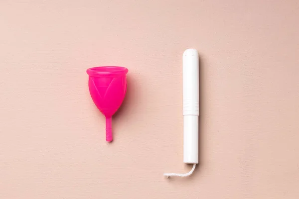 Vista superior do copo menstrual e tampão médico — Fotografia de Stock