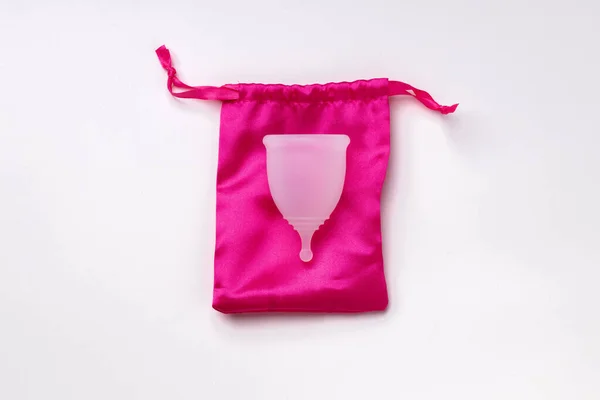 白色月经杯，底色粉红包 — 图库照片