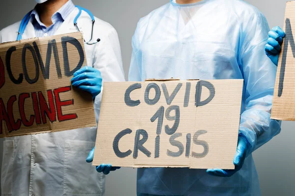 Cartel de crisis de Covid-19 en manos del manifestante —  Fotos de Stock