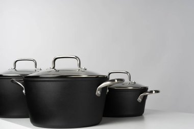 Gri arkaplanda yeni ev yapımı yemek takımı kapat