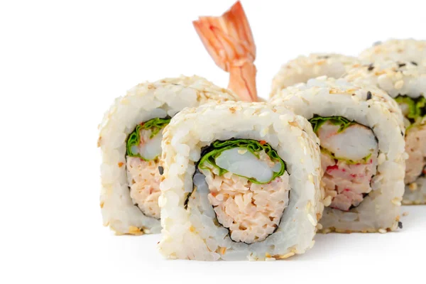 Rollo de sushi con camarones y sésamo aislado en blanco — Foto de Stock