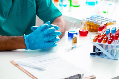 Doktorların ellerini kapatın ve masaya not alın.