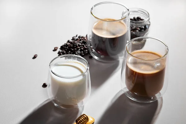 Beyaz masada bir bardak kahve ve süt. — Stok fotoğraf