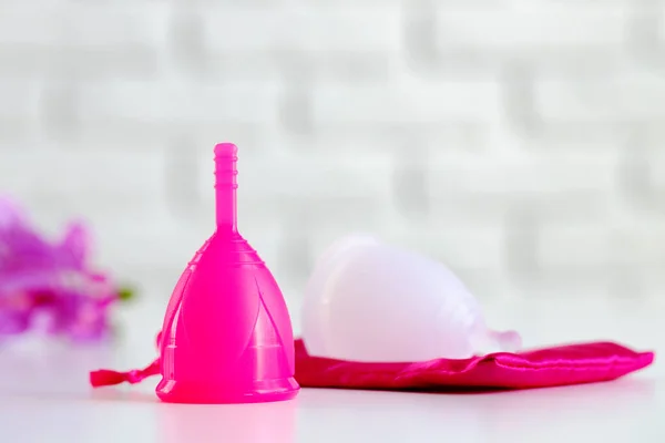 Дві менструальні чашки на столі крупним планом — стокове фото
