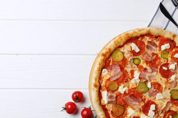 Pepperoni Pizza an Bord auf weißem Holztisch — Stockfoto