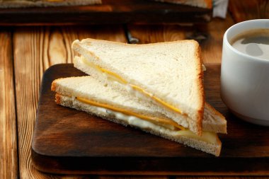 Tahtada üçgen tost sandviçi yakın.