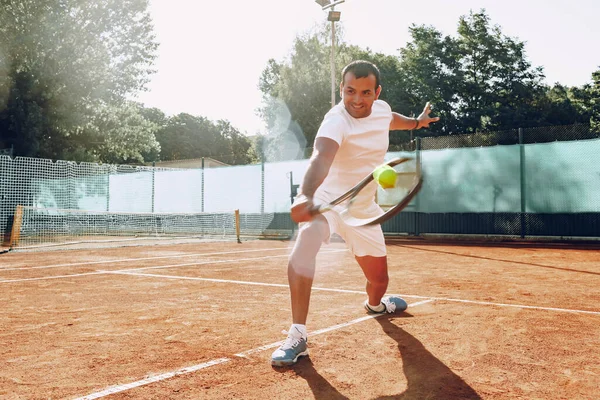 Fitter Mann spielt Tennis auf dem Tennisplatz — Stockfoto