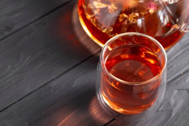 Cam çay fincanı ve çaydanlık masada.