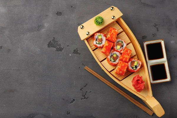 Ansicht von Kalifornien Sushi-Rolle im Teller auf schwarzem Hintergrund — Stockfoto