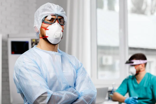 Zwei männliche Ärzte in Schutzuniform im Krankenhaus — Stockfoto